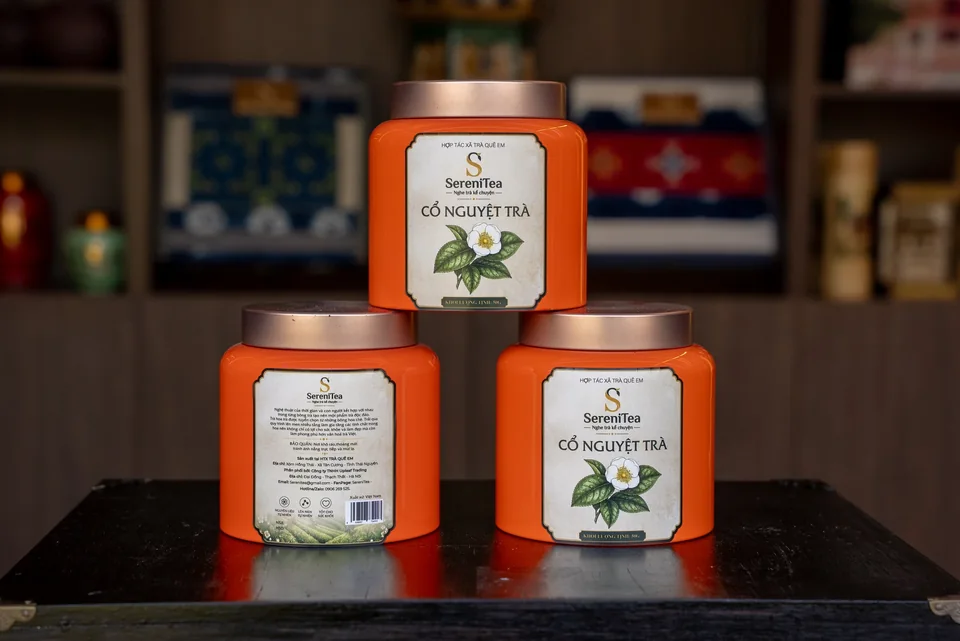 Ba hộp Cổ Nguyệt Trà SereniTea trên khay gỗ