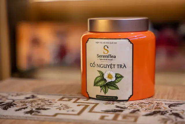 Hộp Cổ Nguyệt Trà màu cam trên bàn trong không gian SereniTea