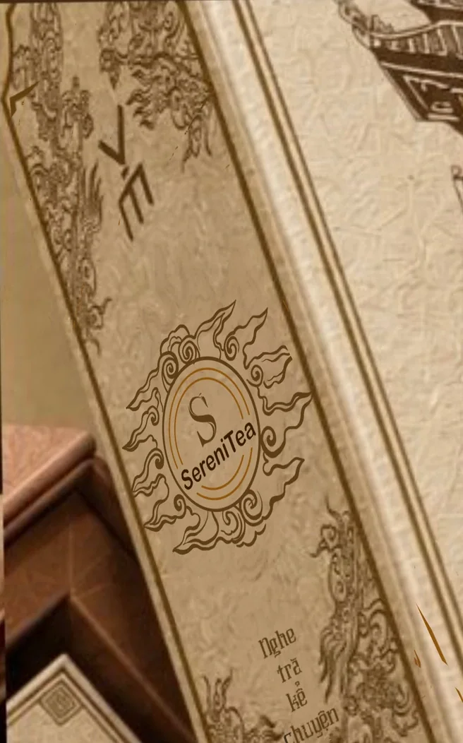 Chi tiết hoa văn và logo SereniTea trên gáy sách trà