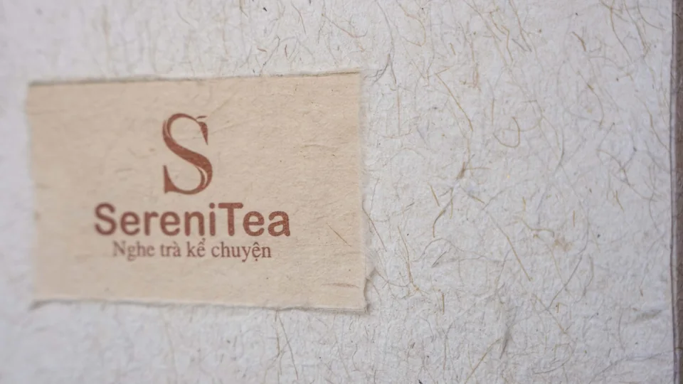 Cận cảnh dấu SereniTea trên bề mặt giấy dó với thớ xơ tự nhiên