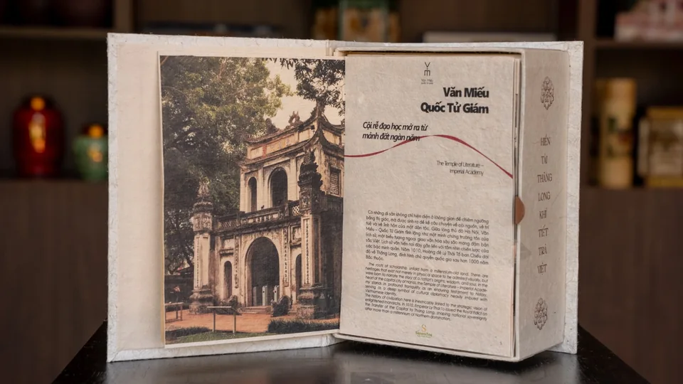 Hộp sách trà mở ở trang giới thiệu Văn Miếu Quốc Tử Giám cùng ảnh kiến trúc