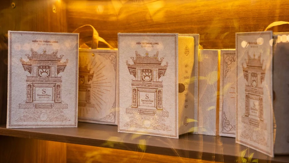 Các hộp sách trà giấy dó trưng bày trên kệ dưới ánh sáng ấm